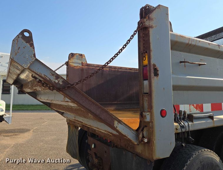 image for item EN8431 2009 International 7500 dump truck