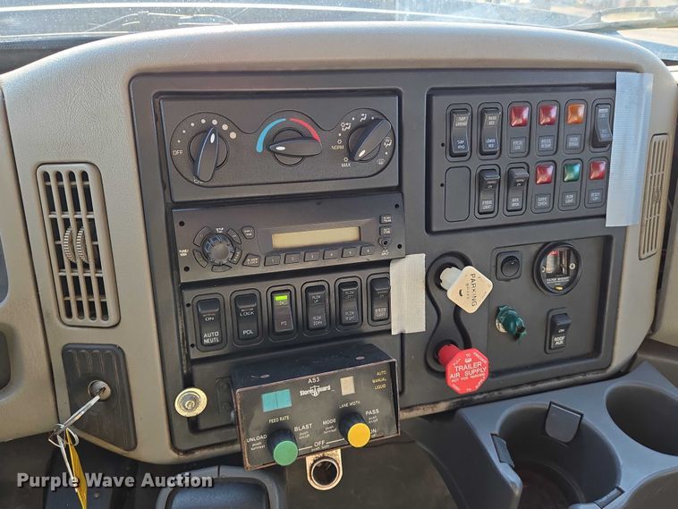 image for item EN8431 2009 International 7500 dump truck