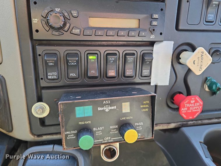 image for item EN8431 2009 International 7500 dump truck