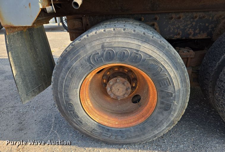 image for item EN8431 2009 International 7500 dump truck