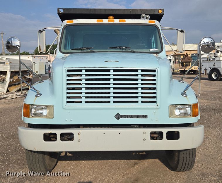 image for item EN8432 2001 International 4700 scissor lift truck