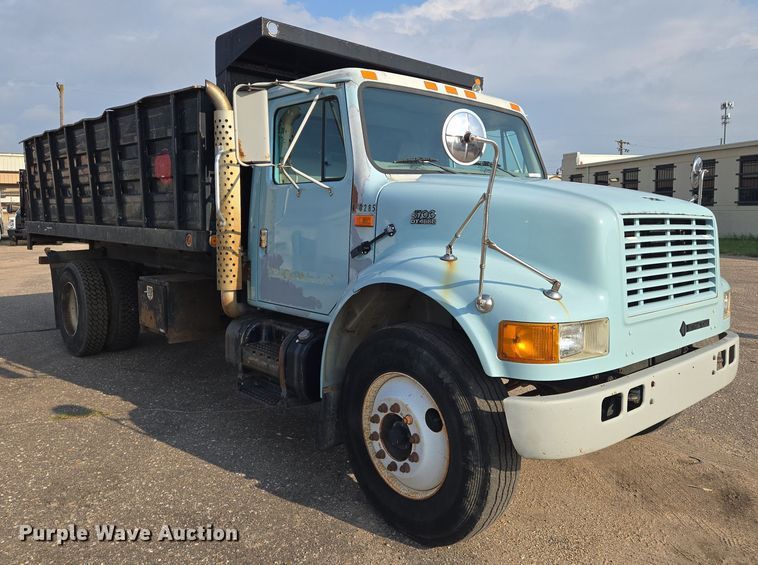 image for item EN8432 2001 International 4700 scissor lift truck