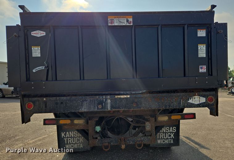 image for item EN8432 2001 International 4700 scissor lift truck