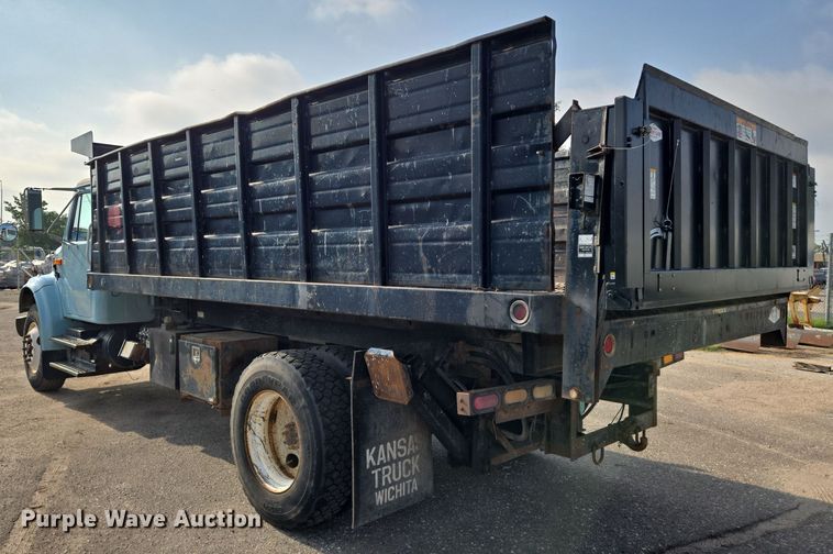 image for item EN8432 2001 International 4700 scissor lift truck