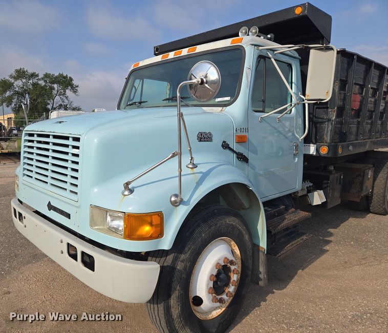 image for item EN8432 2001 International 4700 scissor lift truck