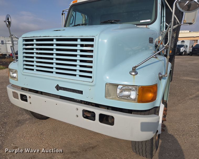 image for item EN8432 2001 International 4700 scissor lift truck