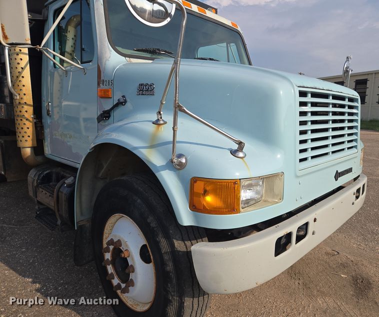 image for item EN8432 2001 International 4700 scissor lift truck