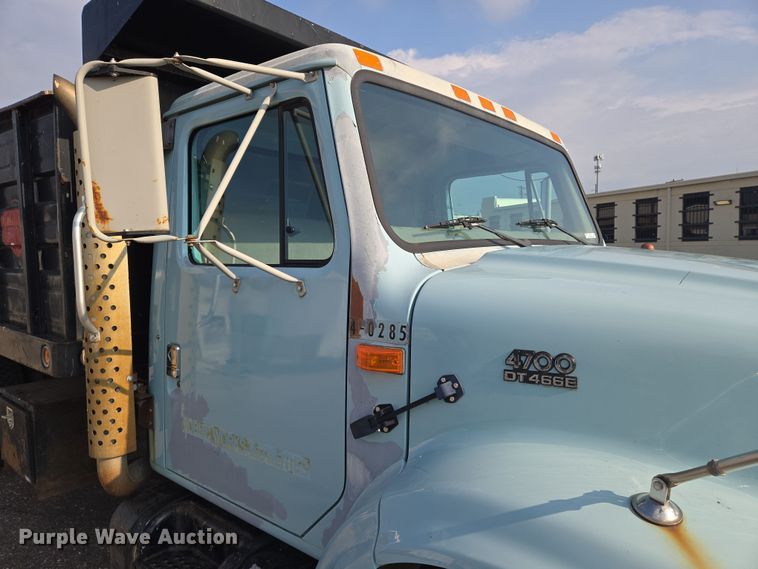 image for item EN8432 2001 International 4700 scissor lift truck