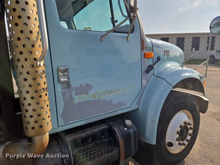 image for item EN8432 2001 International 4700 scissor lift truck