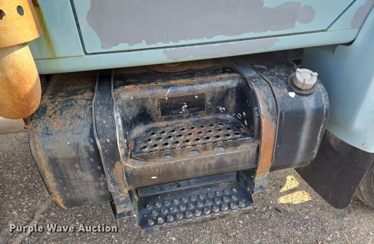 image for item EN8432 2001 International 4700 scissor lift truck