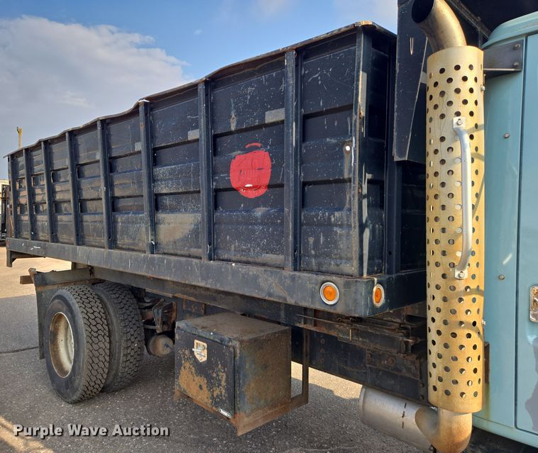 image for item EN8432 2001 International 4700 scissor lift truck