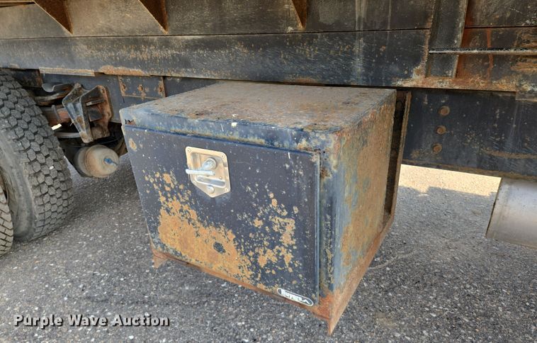 image for item EN8432 2001 International 4700 scissor lift truck