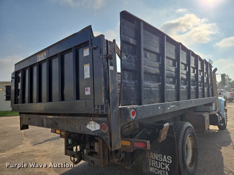 image for item EN8432 2001 International 4700 scissor lift truck