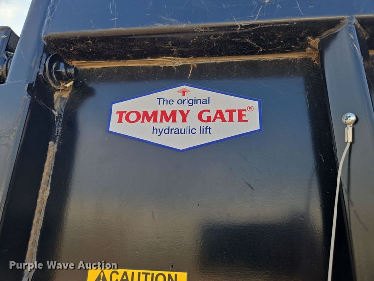 image for item EN8432 2001 International 4700 scissor lift truck