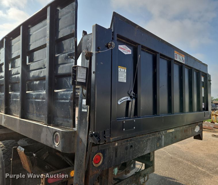 image for item EN8432 2001 International 4700 scissor lift truck