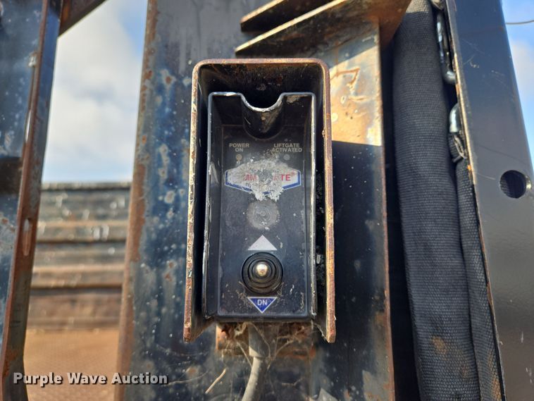 image for item EN8432 2001 International 4700 scissor lift truck