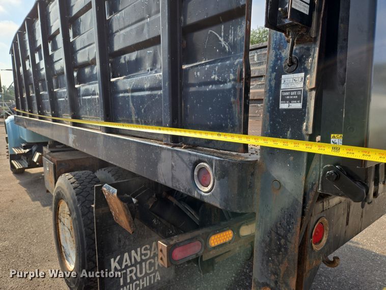 image for item EN8432 2001 International 4700 scissor lift truck