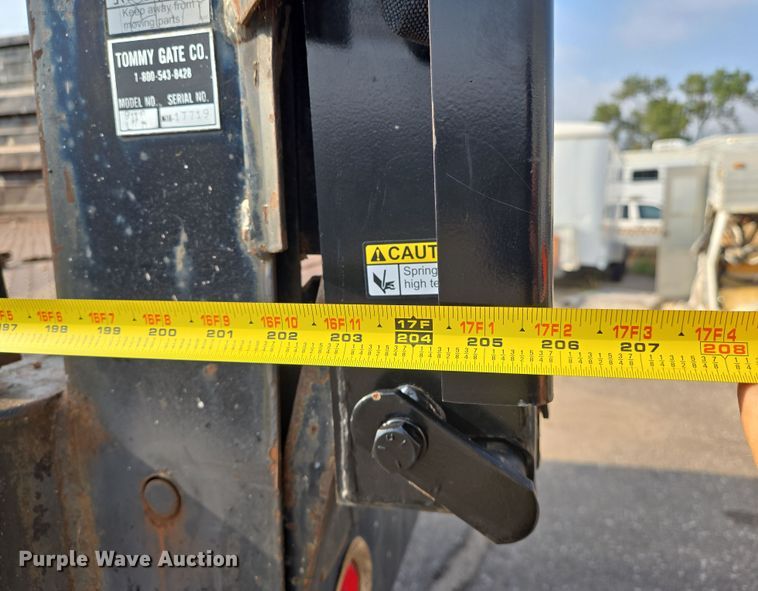 image for item EN8432 2001 International 4700 scissor lift truck