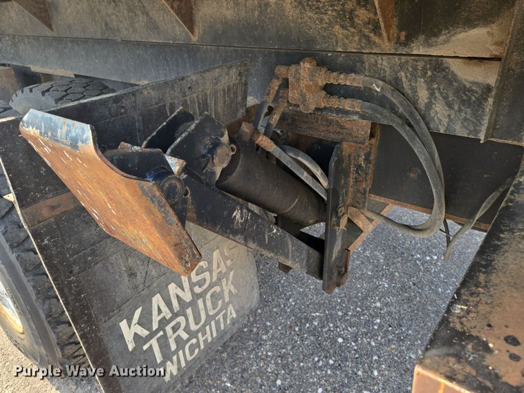 image for item EN8432 2001 International 4700 scissor lift truck