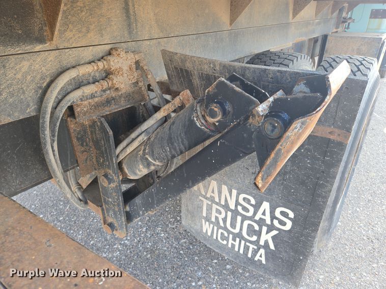 image for item EN8432 2001 International 4700 scissor lift truck