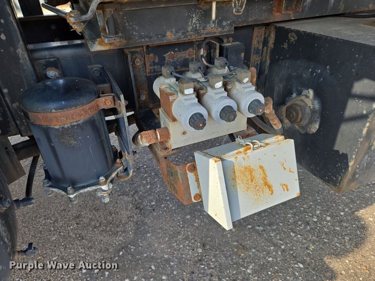 image for item EN8432 2001 International 4700 scissor lift truck