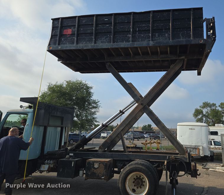 image for item EN8432 2001 International 4700 scissor lift truck