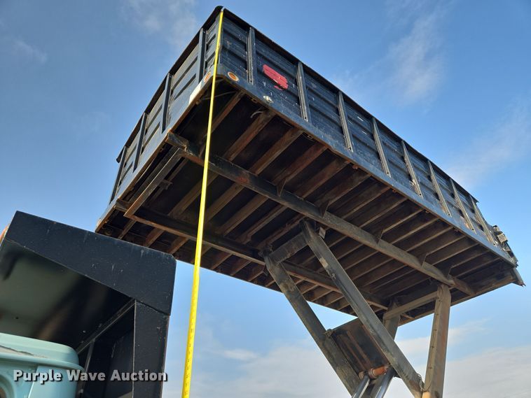 image for item EN8432 2001 International 4700 scissor lift truck