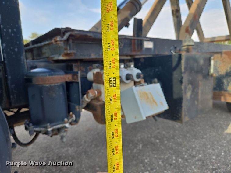 image for item EN8432 2001 International 4700 scissor lift truck