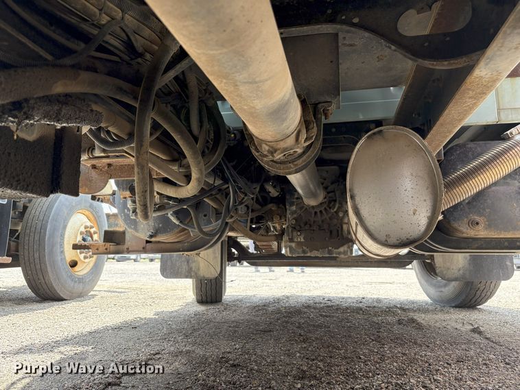 image for item EN8432 2001 International 4700 scissor lift truck