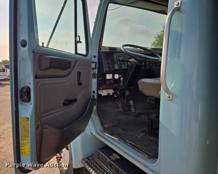 image for item EN8432 2001 International 4700 scissor lift truck