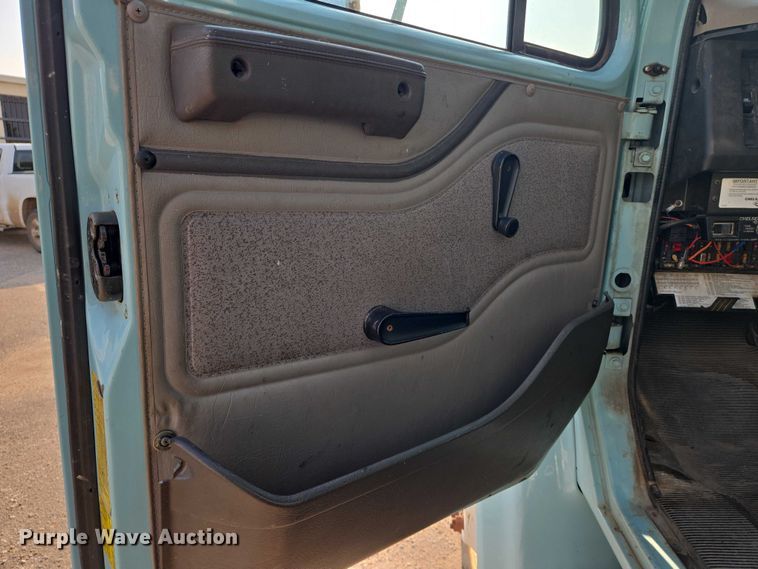 image for item EN8432 2001 International 4700 scissor lift truck