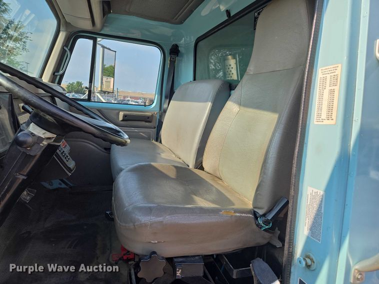 image for item EN8432 2001 International 4700 scissor lift truck