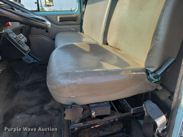 image for item EN8432 2001 International 4700 scissor lift truck