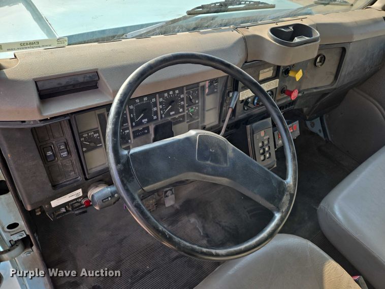 image for item EN8432 2001 International 4700 scissor lift truck