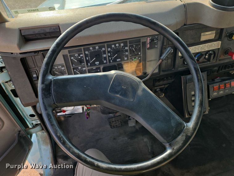 image for item EN8432 2001 International 4700 scissor lift truck