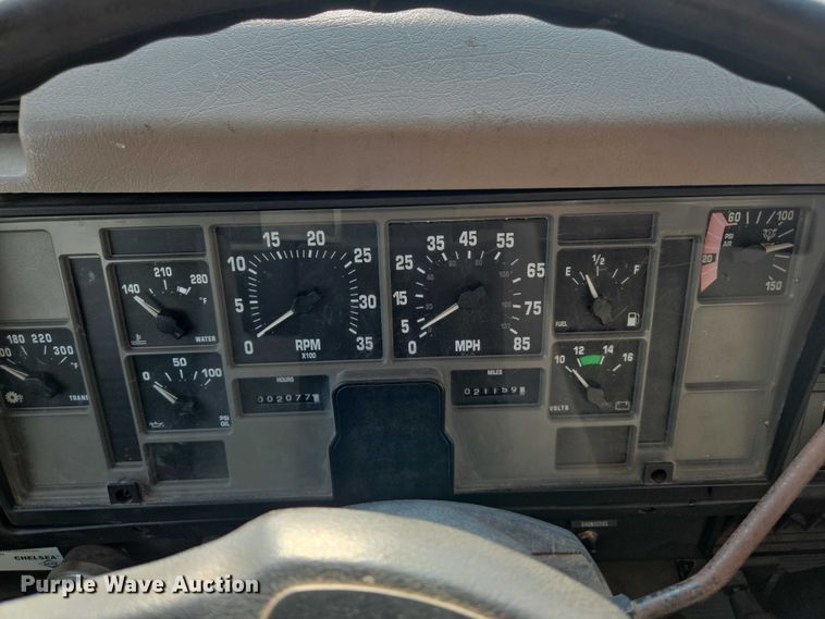 image for item EN8432 2001 International 4700 scissor lift truck