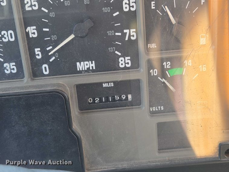 image for item EN8432 2001 International 4700 scissor lift truck