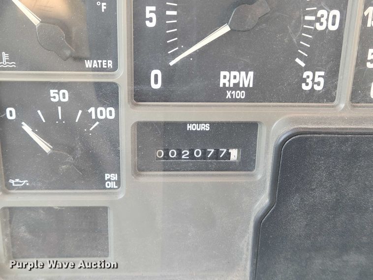 image for item EN8432 2001 International 4700 scissor lift truck