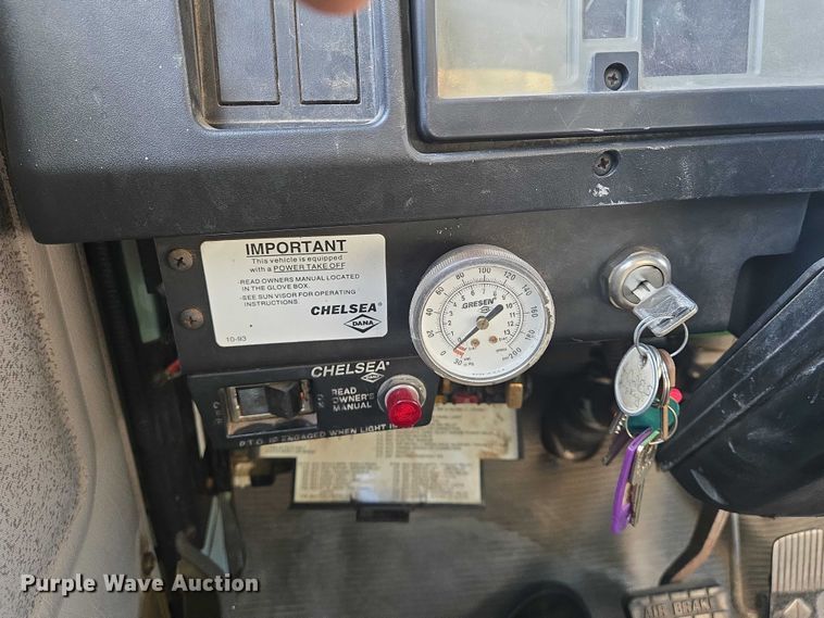 image for item EN8432 2001 International 4700 scissor lift truck