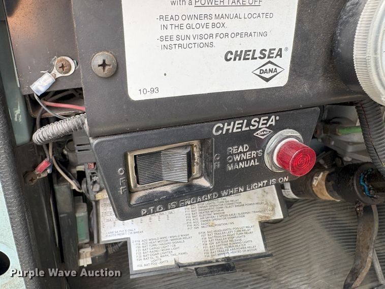 image for item EN8432 2001 International 4700 scissor lift truck