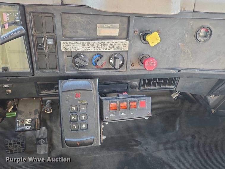 image for item EN8432 2001 International 4700 scissor lift truck