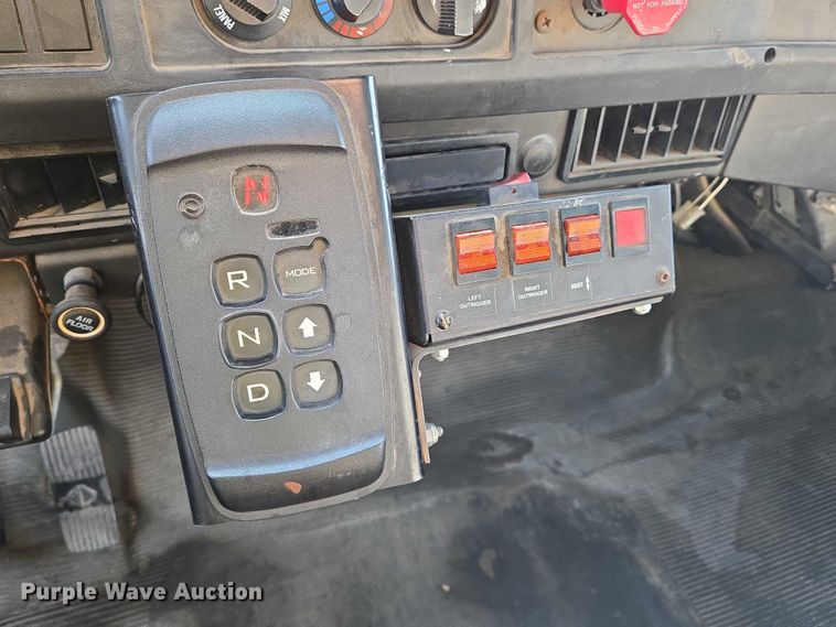 image for item EN8432 2001 International 4700 scissor lift truck