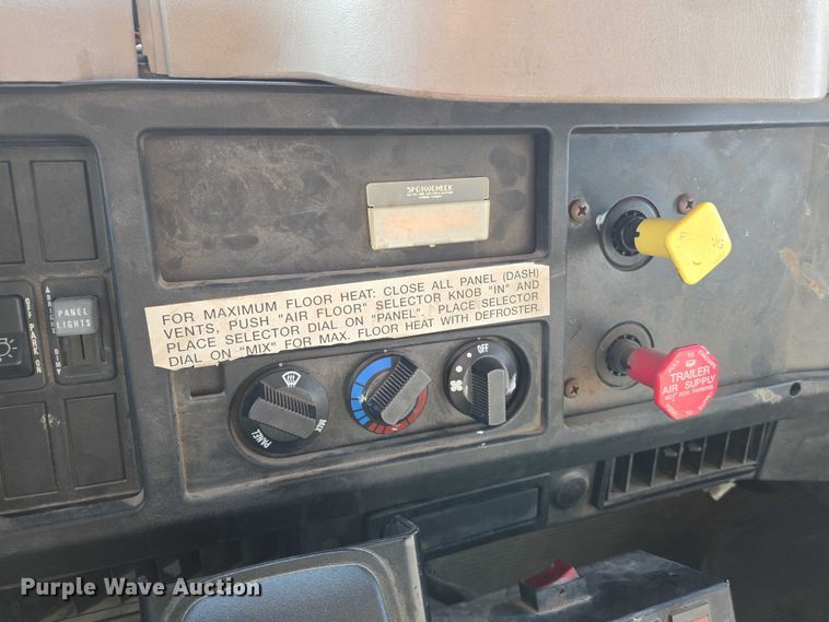 image for item EN8432 2001 International 4700 scissor lift truck