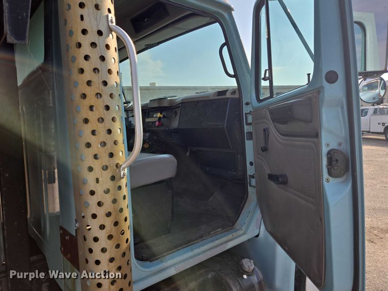 image for item EN8432 2001 International 4700 scissor lift truck