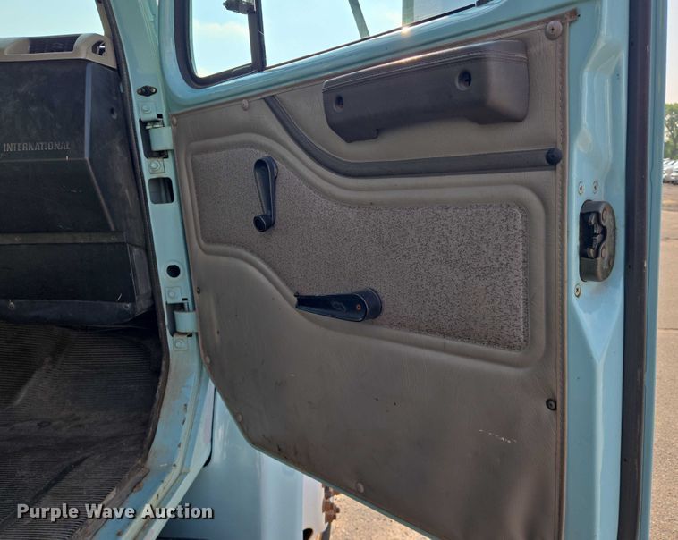 image for item EN8432 2001 International 4700 scissor lift truck