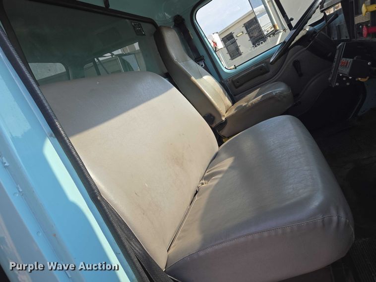 image for item EN8432 2001 International 4700 scissor lift truck