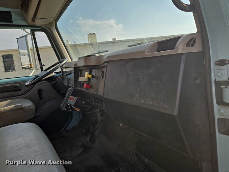 image for item EN8432 2001 International 4700 scissor lift truck