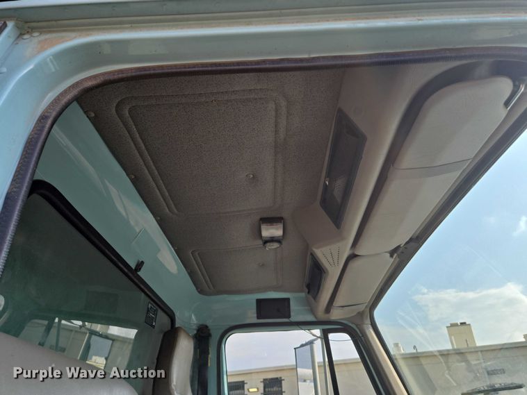 image for item EN8432 2001 International 4700 scissor lift truck