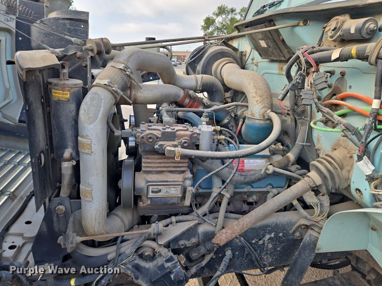 image for item EN8432 2001 International 4700 scissor lift truck