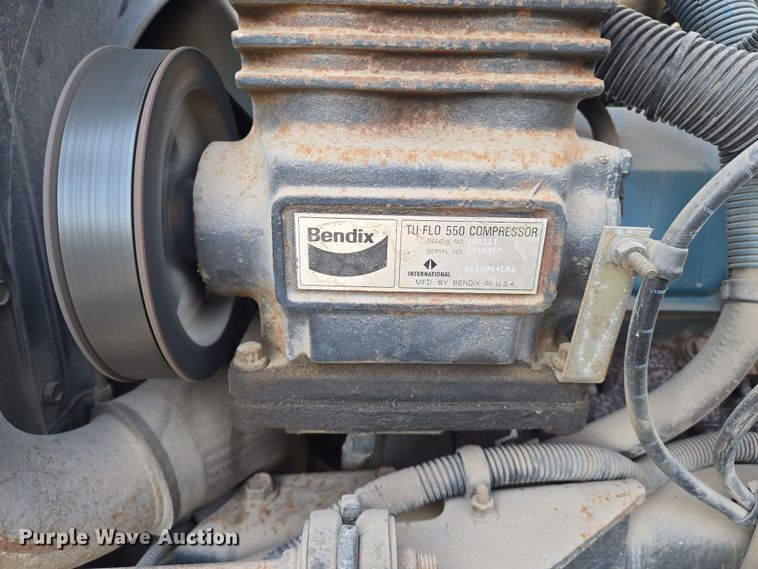 image for item EN8432 2001 International 4700 scissor lift truck